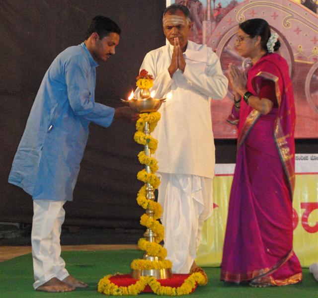 From left : Mr. Sandeep Joshi, Sri Krishnananda Shaastry and Mrs. Vidula Haladipur while lighting th From left : Mr. Sandeep Joshi, Sri Krishnananda Shaastry and Mrs. Vidula Haladipur while lighting th